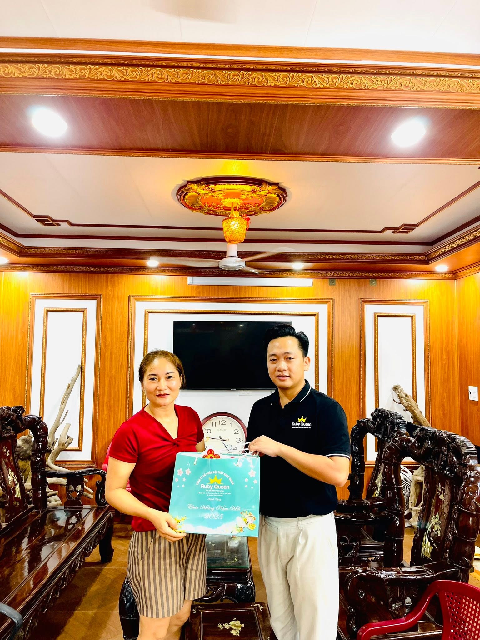 Ph&ograve;ng kh&aacute;ch sang trọng ho&agrave;n thiện thực tế sau khi thi c&ocirc;ng tấm ốp tổ ong kết hợp nano v&acirc;n đ&aacute; bởi Rubyqueen tại Y&ecirc;n Phong, Bắc Ninh.