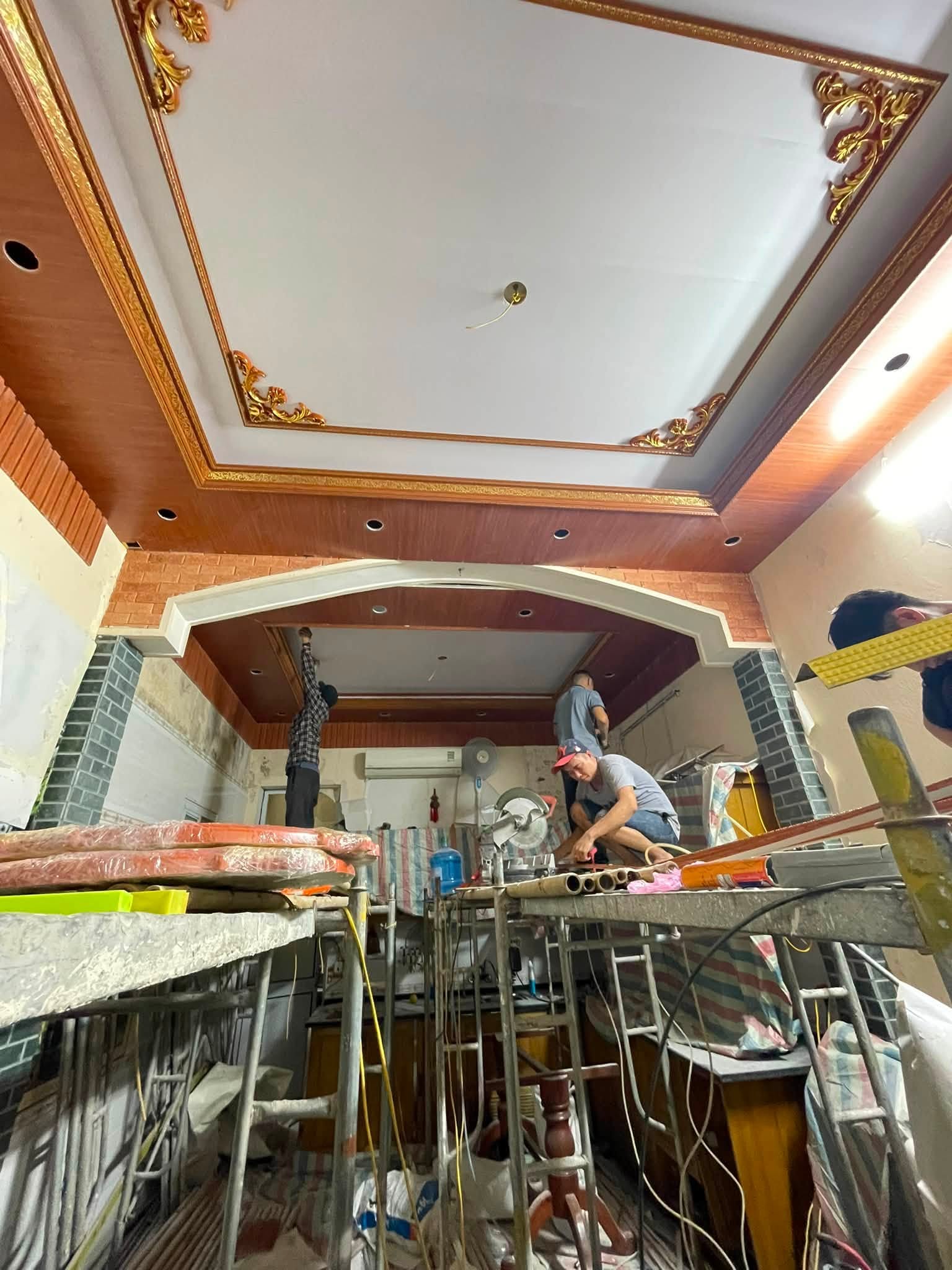  Kỹ thuật dựng hệ khung xương mạ kẽm chắc chắn tr&ecirc;n bức tường gạch th&ocirc; chưa tr&aacute;t vữa gi&uacute;p tạo mặt phẳng phẳng tắp trước khi ốp nhựa.