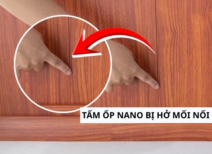 Đường mối nối tấm nhựa nano bị hở khe rộng và vấp gờ gây mất thẩm mỹ do kỹ thuật xử lý rãnh hèm không đúng chuẩn.