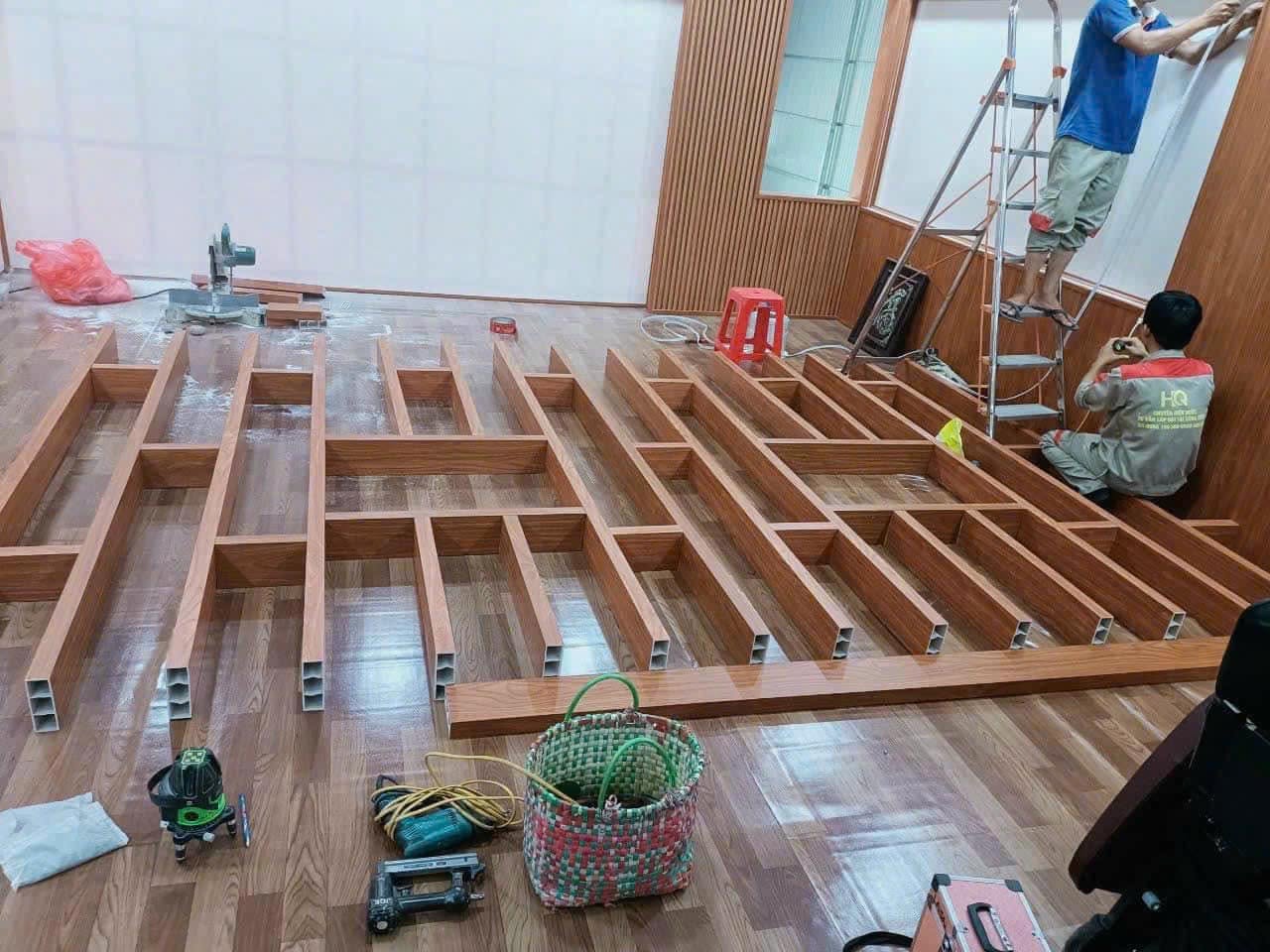 Thợ Rubyqueen tỉ mỉ thi công từng chi tiết nhỏ