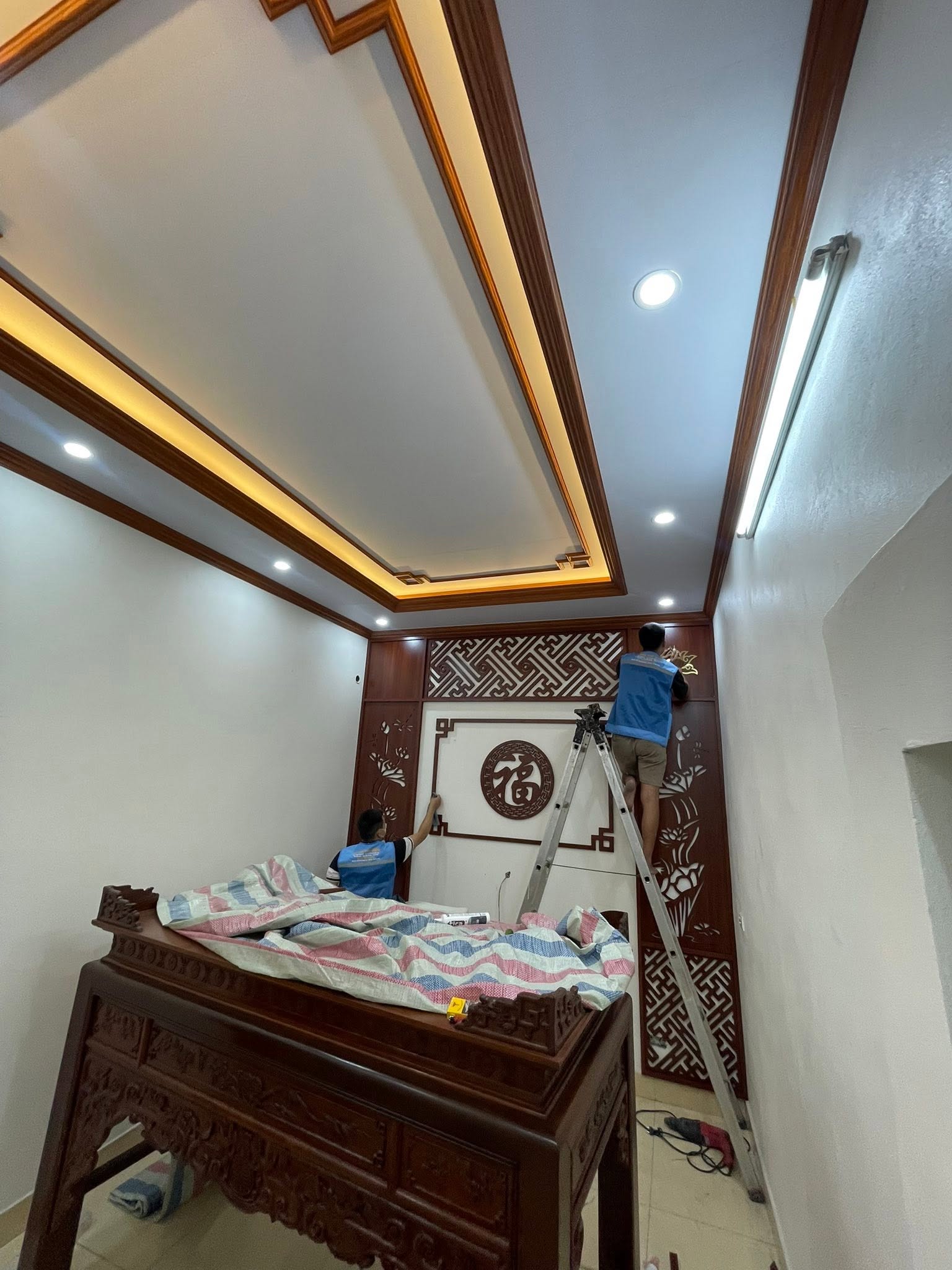 Thợ thi công hệ trần nhựa và ban thờ cao cấp tại RubyQueen