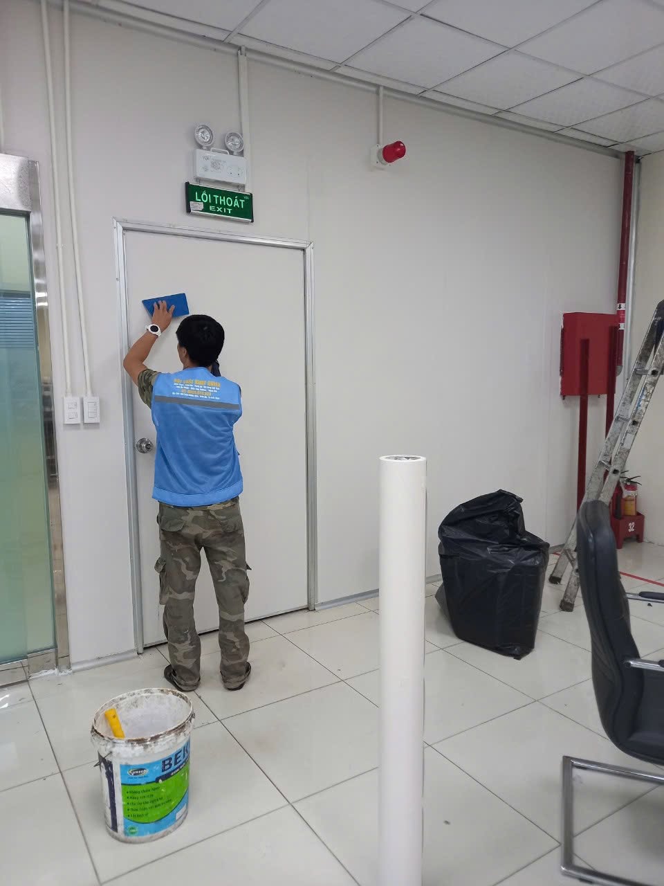 Đội ngũ kỹ thuật vi&ecirc;n Rubyqueen đang đo đạc, đi hệ khung xương sắt hộp chuẩn kỹ thuật tại một c&ocirc;ng tr&igrave;nh biệt thự ở Từ Sơn, Bắc Ninh.
